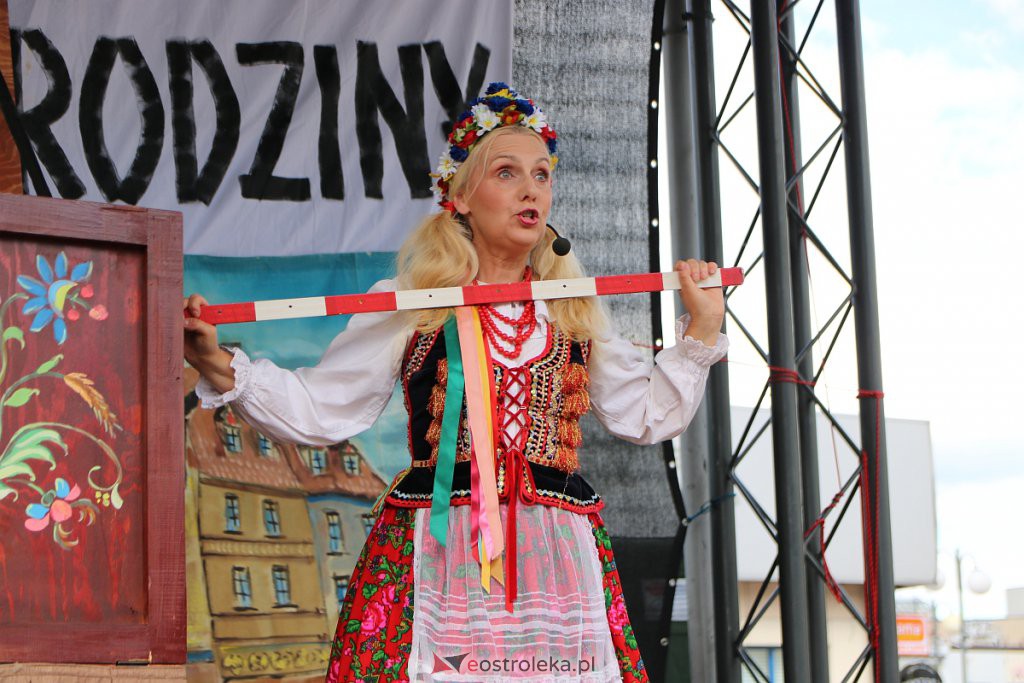 Spektakl na scenie przy Kupcu [07.08.2022] - zdjęcie #1 - eOstroleka.pl