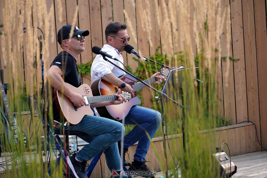  Muzyczne lato w tężni - Piotr Grzyb i Artur Kaliszewski [7.08.2022] - zdjęcie #16 - eOstroleka.pl
