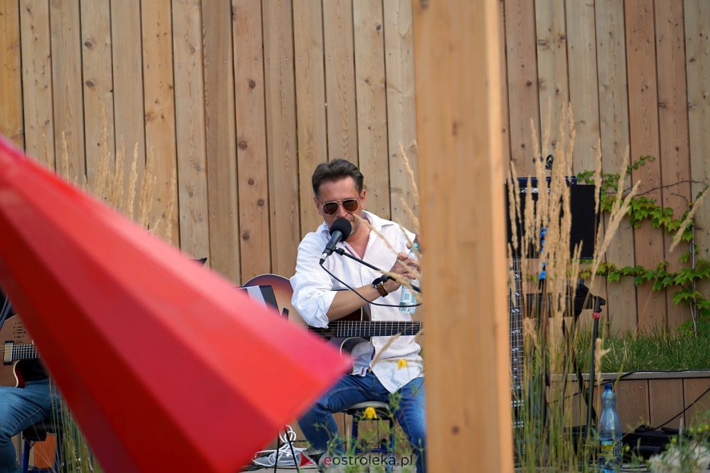  Muzyczne lato w tężni - Piotr Grzyb i Artur Kaliszewski [7.08.2022] - zdjęcie #12 - eOstroleka.pl