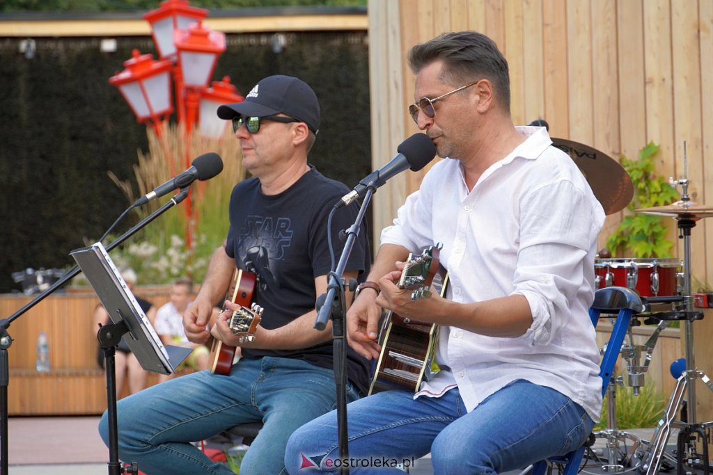  Muzyczne lato w tężni - Piotr Grzyb i Artur Kaliszewski [7.08.2022] - zdjęcie #10 - eOstroleka.pl