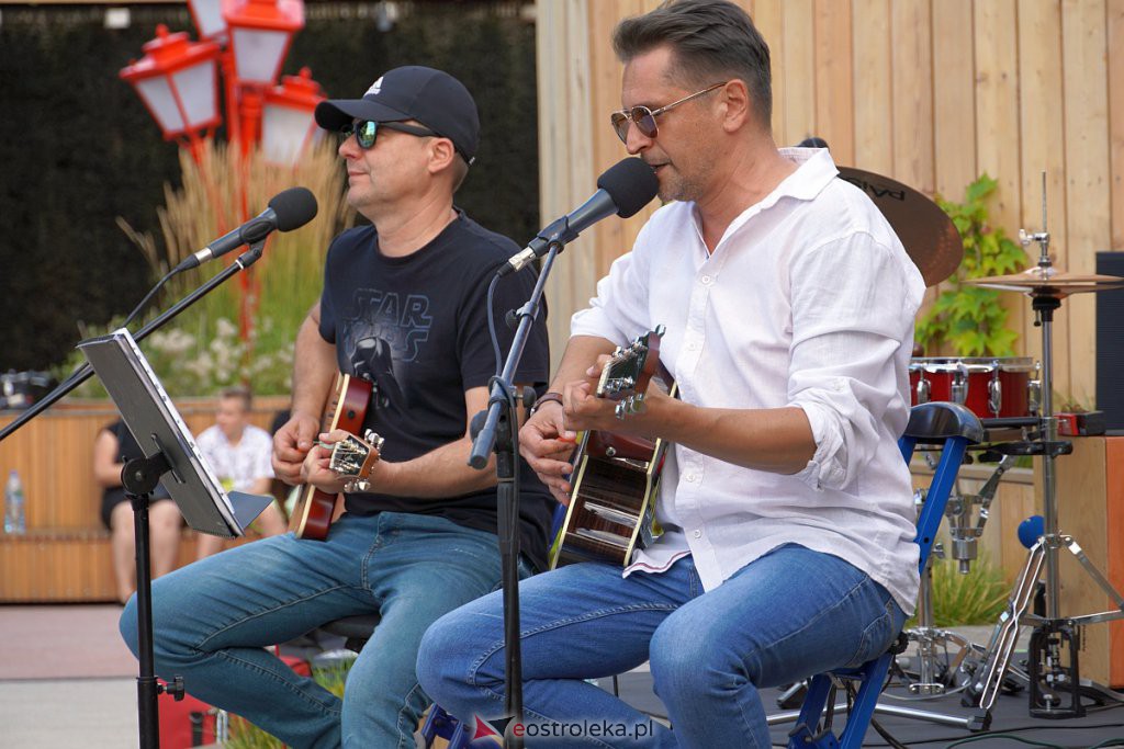  Muzyczne lato w tężni - Piotr Grzyb i Artur Kaliszewski [7.08.2022] - zdjęcie #9 - eOstroleka.pl