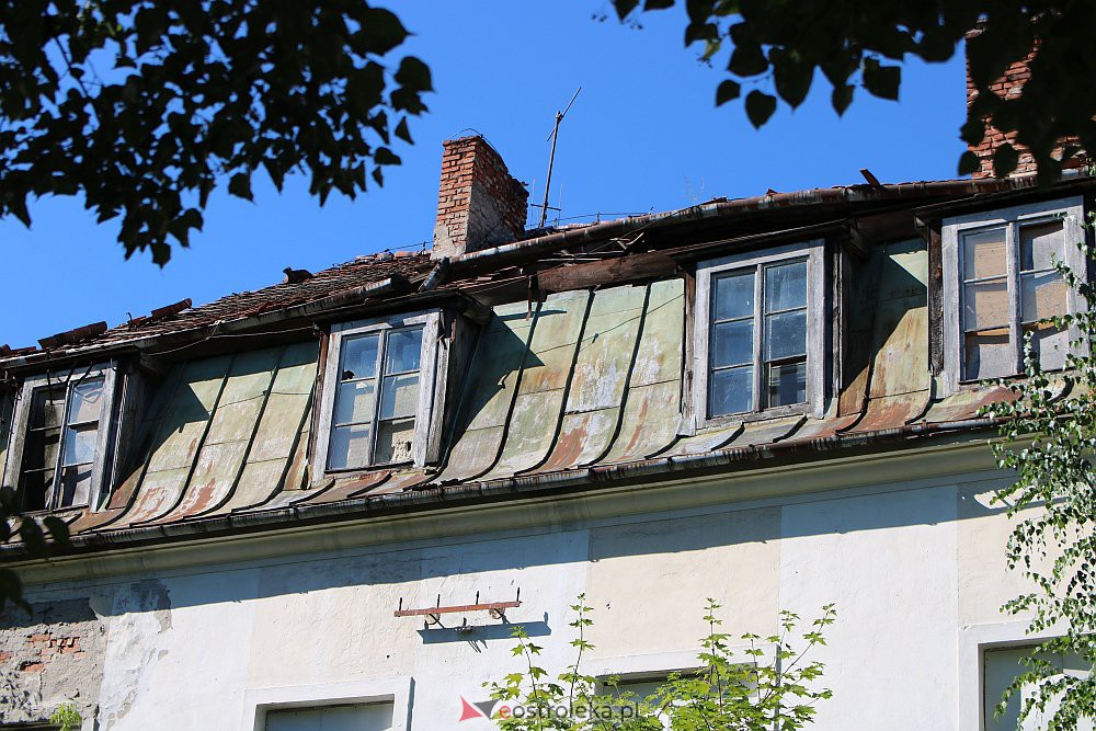 Zapadł się dach nieużytkowanego internatu przy Parkowej [11.08.2022] - zdjęcie #5 - eOstroleka.pl