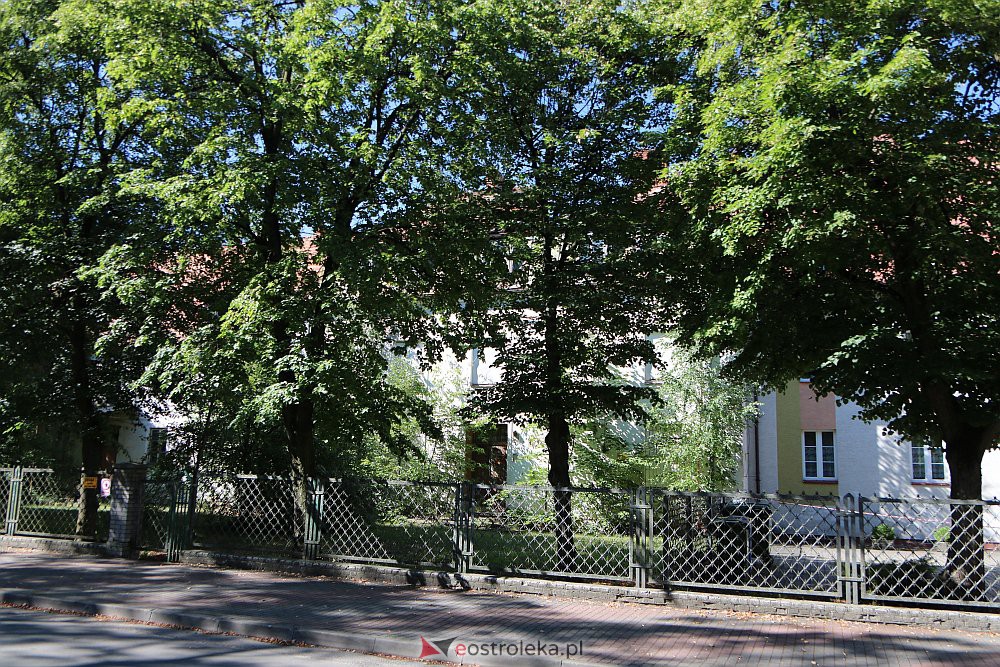Zapadł się dach nieużytkowanego internatu przy Parkowej [11.08.2022] - zdjęcie #7 - eOstroleka.pl