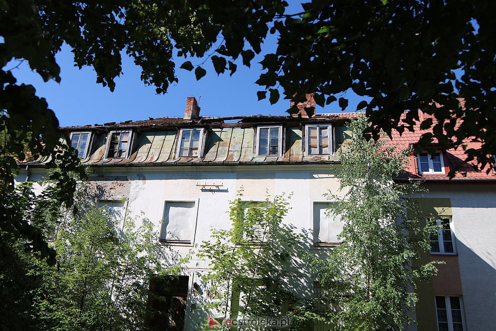 Zapadł się dach nieużytkowanego internatu przy Parkowej [11.08.2022] - zdjęcie #8 - eOstroleka.pl