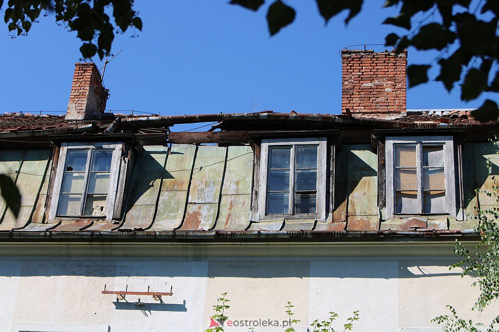 Zapadł się dach nieużytkowanego internatu przy Parkowej [11.08.2022] - zdjęcie #9 - eOstroleka.pl