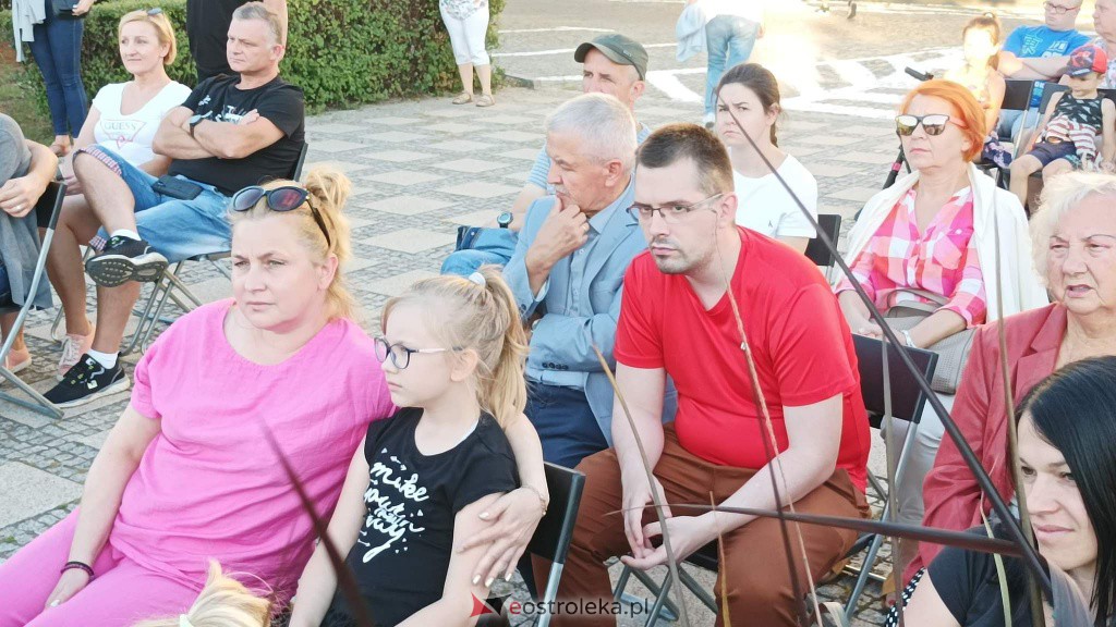 ArtCzwARTek na placu Bema. Agata Salitra i Kamil Załuska i Zamknięci w portretach [11.08.2022] - zdjęcie #11 - eOstroleka.pl