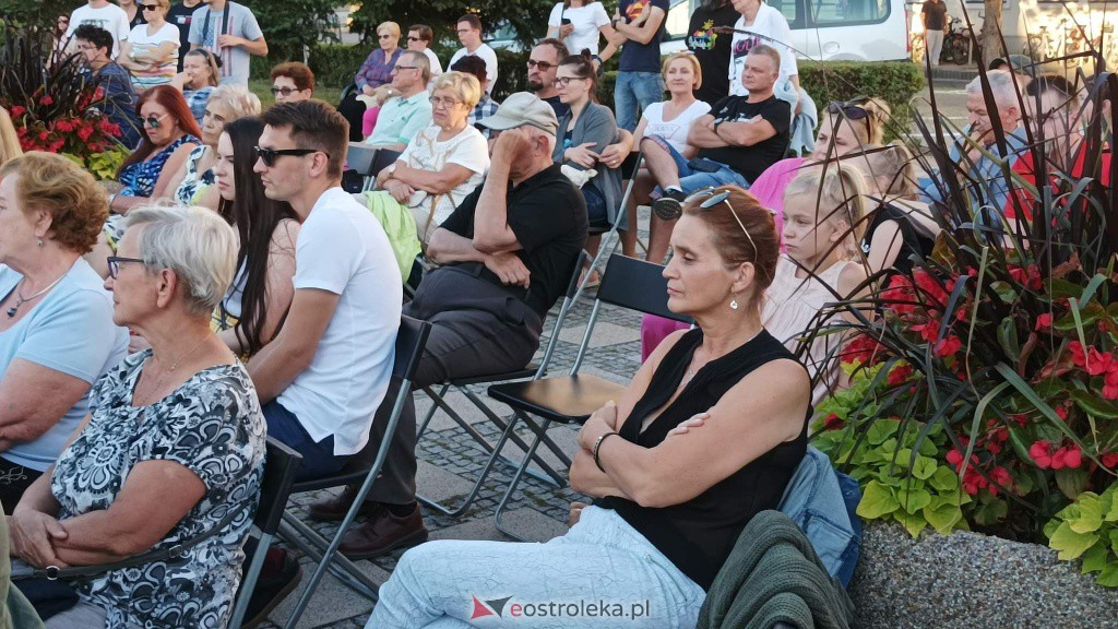 ArtCzwARTek na placu Bema. Agata Salitra i Kamil Załuska i Zamknięci w portretach [11.08.2022] - zdjęcie #8 - eOstroleka.pl