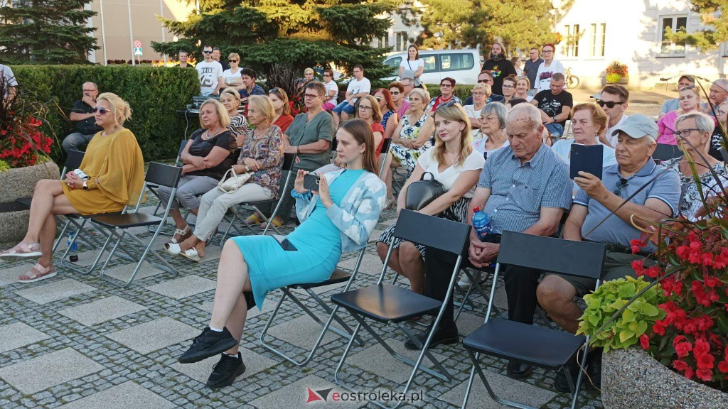 ArtCzwARTek na placu Bema. Agata Salitra i Kamil Załuska i Zamknięci w portretach [11.08.2022] - zdjęcie #1 - eOstroleka.pl