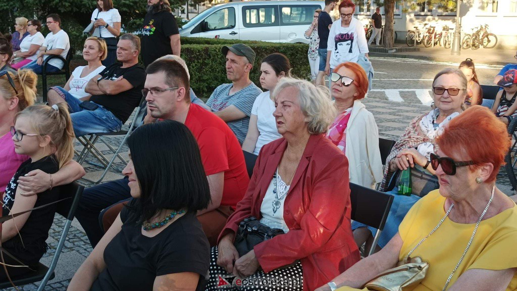ArtCzwARTek na placu Bema. Agata Salitra i Kamil Załuska i Zamknięci w portretach [11.08.2022] - zdjęcie #5 - eOstroleka.pl