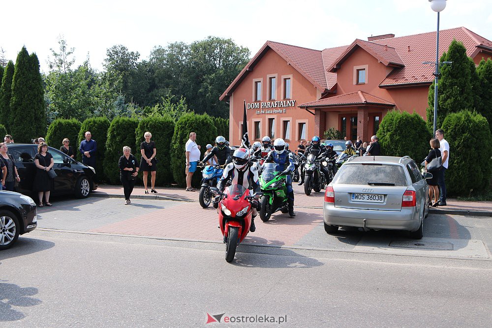 Korowód żałobny motocyklistów. Żegnali tragicznie zmarłego Krzysztofa [18.08.2022] - zdjęcie #8 - eOstroleka.pl