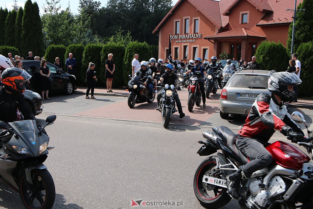 Korowód żałobny motocyklistów. Żegnali tragicznie zmarłego Krzysztofa [18.08.2022] - zdjęcie #13 - eOstroleka.pl
