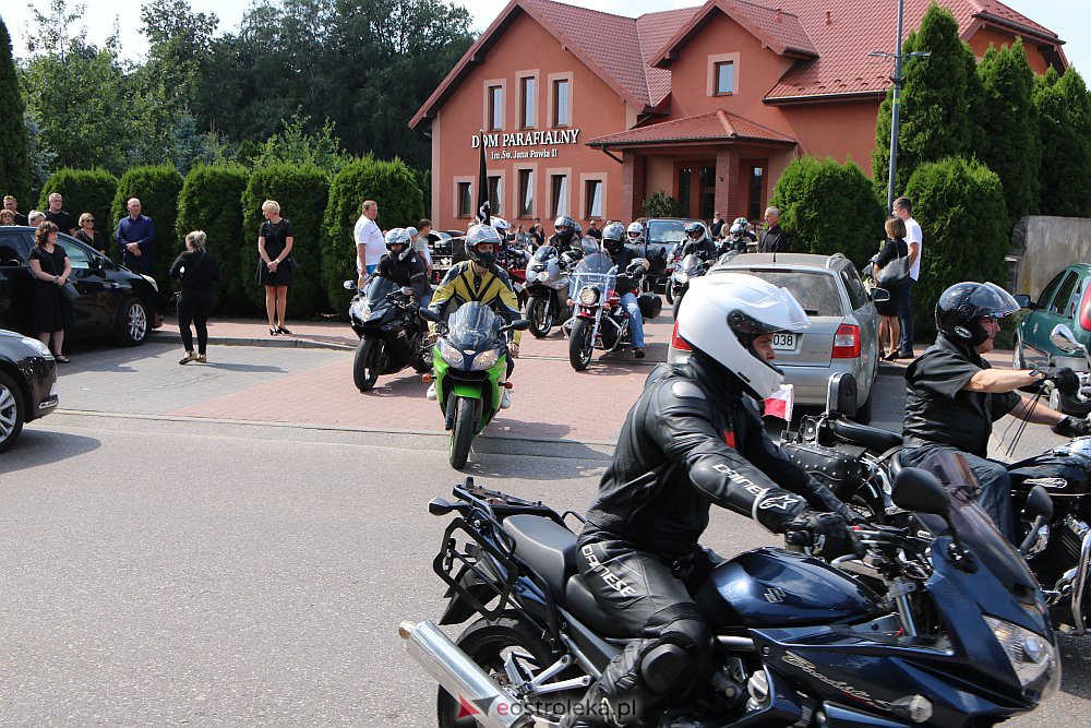 Korowód żałobny motocyklistów. Żegnali tragicznie zmarłego Krzysztofa [18.08.2022] - zdjęcie #16 - eOstroleka.pl