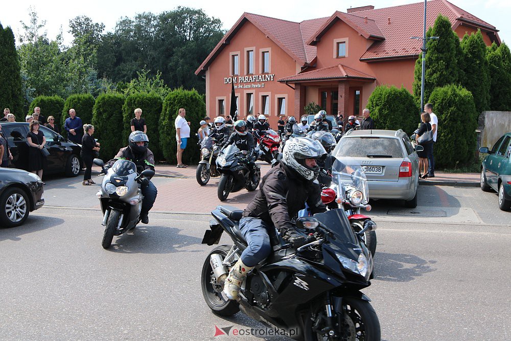 Korowód żałobny motocyklistów. Żegnali tragicznie zmarłego Krzysztofa [18.08.2022] - zdjęcie #19 - eOstroleka.pl