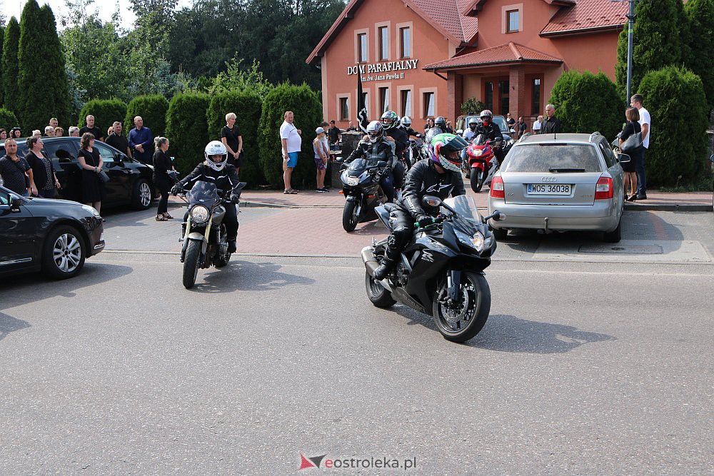 Korowód żałobny motocyklistów. Żegnali tragicznie zmarłego Krzysztofa [18.08.2022] - zdjęcie #11 - eOstroleka.pl
