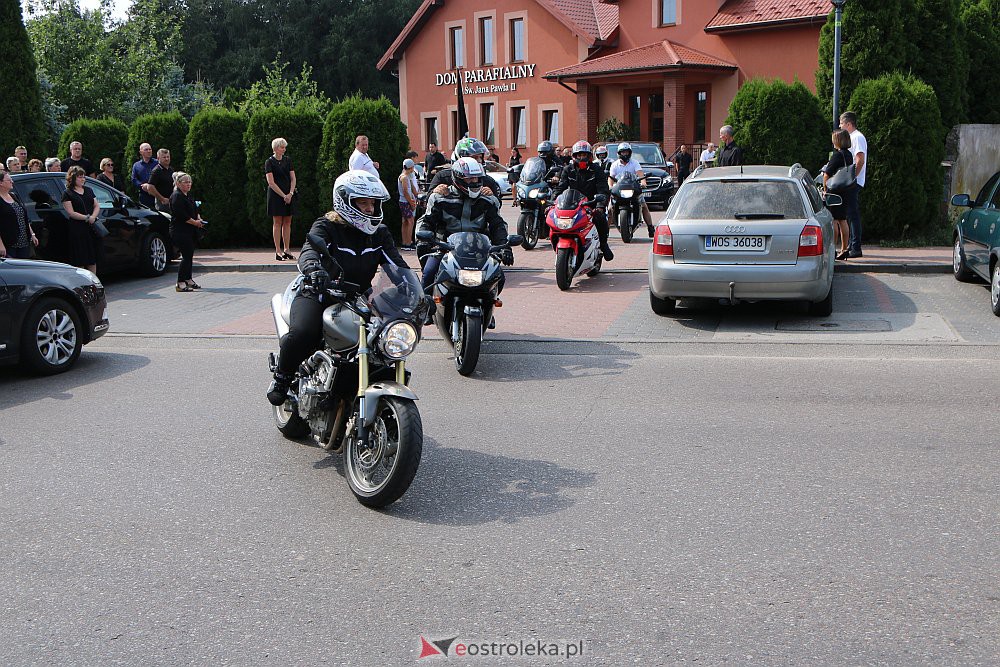 Korowód żałobny motocyklistów. Żegnali tragicznie zmarłego Krzysztofa [18.08.2022] - zdjęcie #21 - eOstroleka.pl