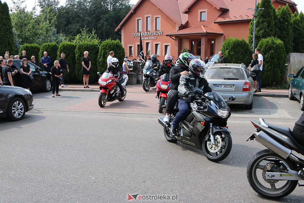 Korowód żałobny motocyklistów. Żegnali tragicznie zmarłego Krzysztofa [18.08.2022] - zdjęcie #23 - eOstroleka.pl