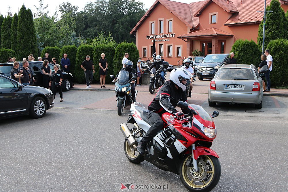 Korowód żałobny motocyklistów. Żegnali tragicznie zmarłego Krzysztofa [18.08.2022] - zdjęcie #26 - eOstroleka.pl