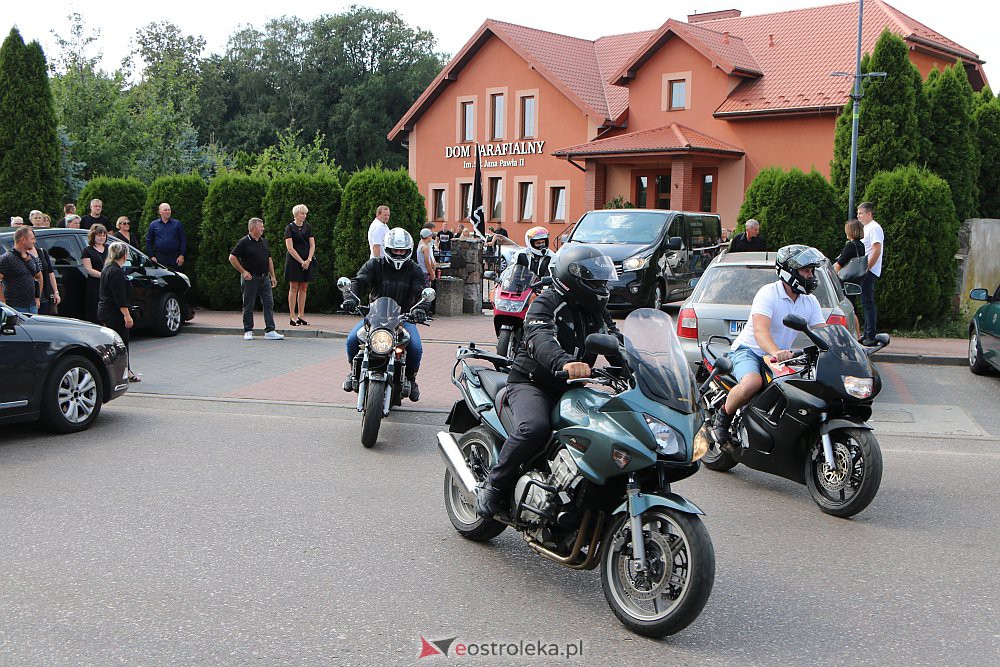 Korowód żałobny motocyklistów. Żegnali tragicznie zmarłego Krzysztofa [18.08.2022] - zdjęcie #27 - eOstroleka.pl