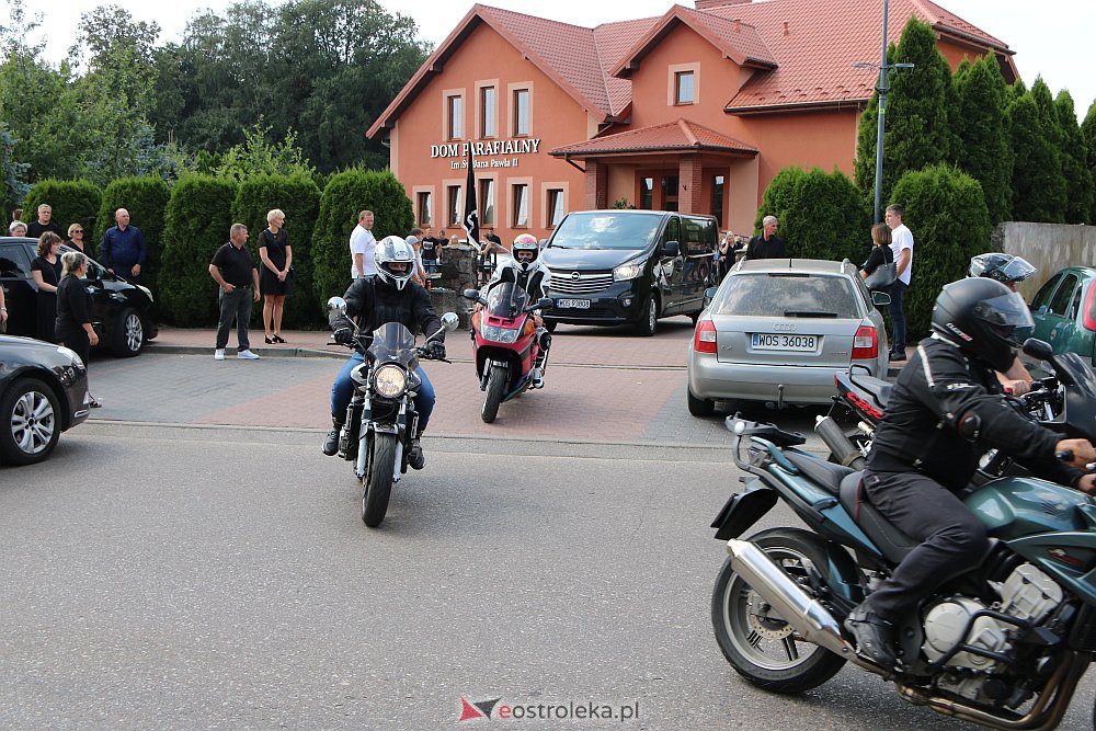 Korowód żałobny motocyklistów. Żegnali tragicznie zmarłego Krzysztofa [18.08.2022] - zdjęcie #28 - eOstroleka.pl