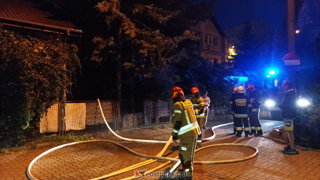 Pożar przy Sienkiewicza w Ostrołęce. W akcji kilka jednostek strażackich [18.08.2022] - zdjęcie #7 - eOstroleka.pl
