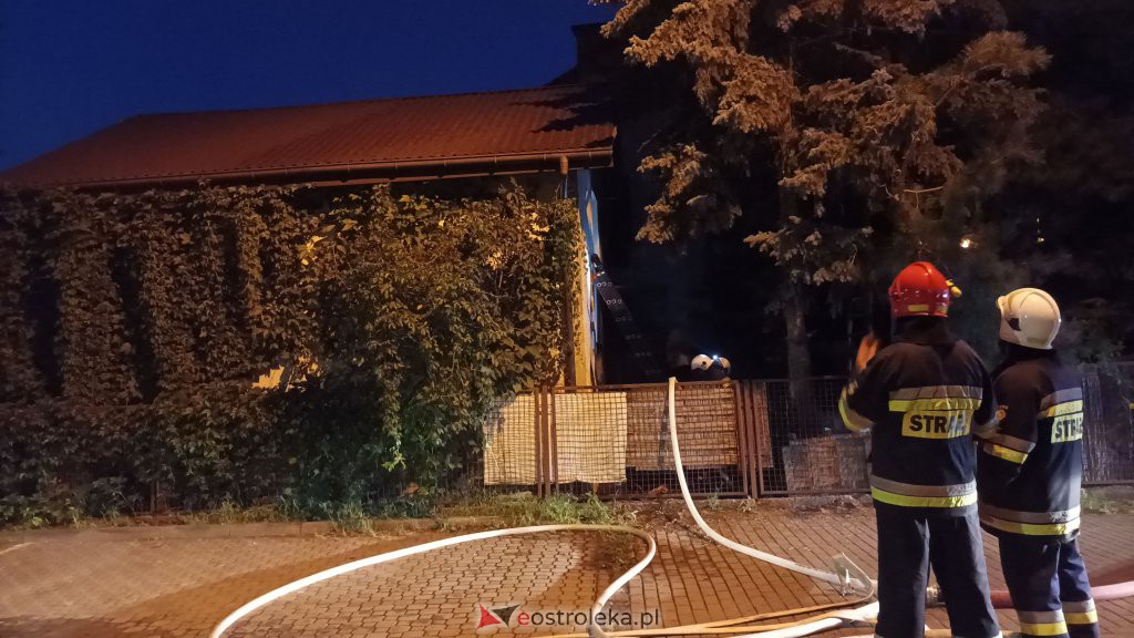 Pożar przy Sienkiewicza w Ostrołęce. W akcji kilka jednostek strażackich [18.08.2022] - zdjęcie #9 - eOstroleka.pl