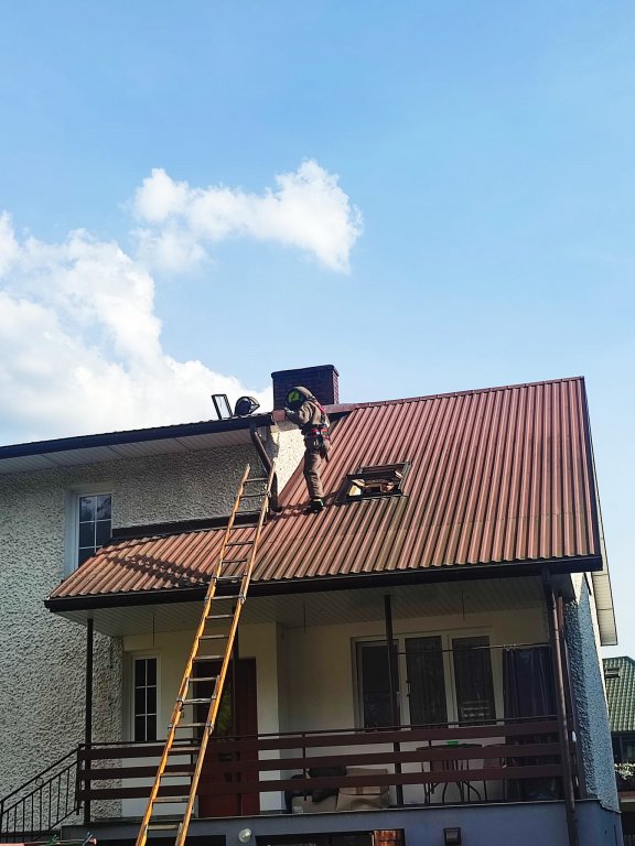 Szerszenie uwiły gniazdo pod dachem zamieszkałego domu. W akcji strażacy ochotnicy z Kadzidła [19.08.2022] - zdjęcie #8 - eOstroleka.pl