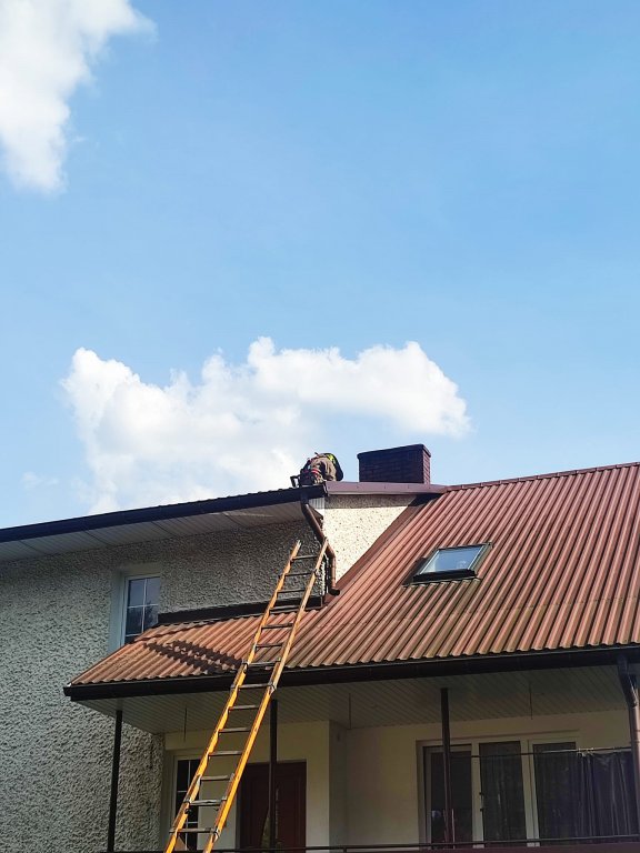 Szerszenie uwiły gniazdo pod dachem zamieszkałego domu. W akcji strażacy ochotnicy z Kadzidła [19.08.2022] - zdjęcie #4 - eOstroleka.pl