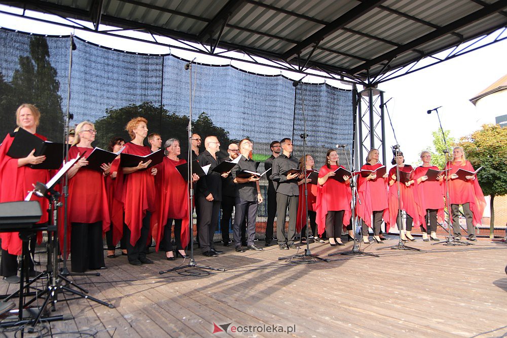 “Lato z piosenką filmową” na scenie przy Kupcu. Wystąpił Ostrołęcki Chór Kameralny [20.08.2022] - zdjęcie #57 - eOstroleka.pl