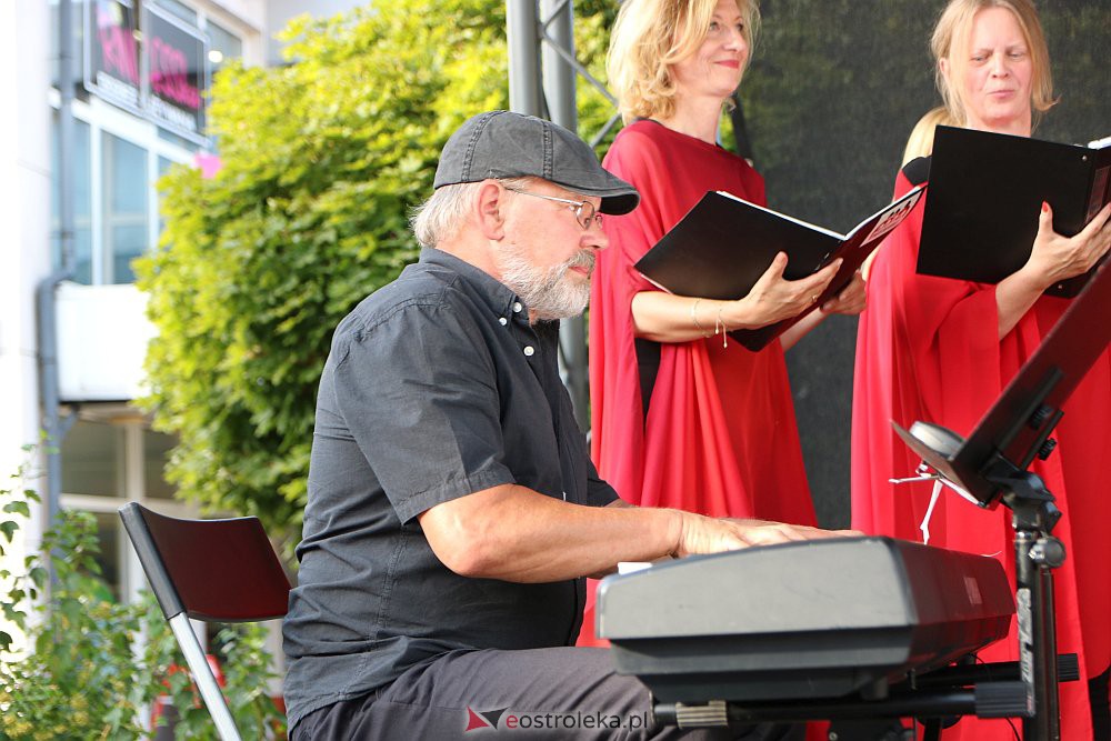 “Lato z piosenką filmową” na scenie przy Kupcu. Wystąpił Ostrołęcki Chór Kameralny [20.08.2022] - zdjęcie #53 - eOstroleka.pl