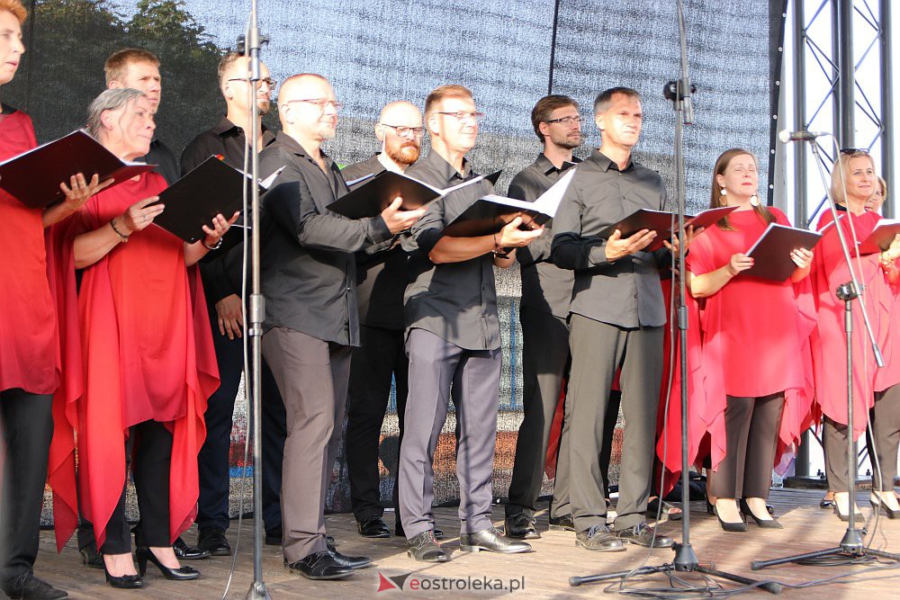 “Lato z piosenką filmową” na scenie przy Kupcu. Wystąpił Ostrołęcki Chór Kameralny [20.08.2022] - zdjęcie #50 - eOstroleka.pl