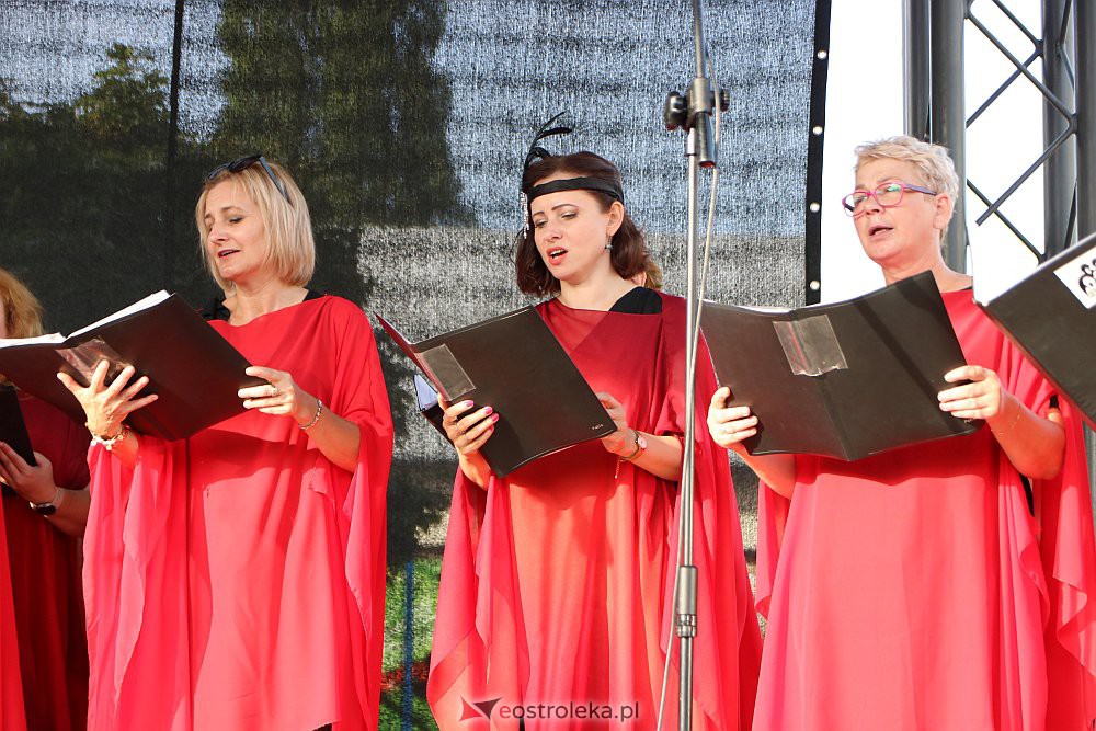 “Lato z piosenką filmową” na scenie przy Kupcu. Wystąpił Ostrołęcki Chór Kameralny [20.08.2022] - zdjęcie #47 - eOstroleka.pl