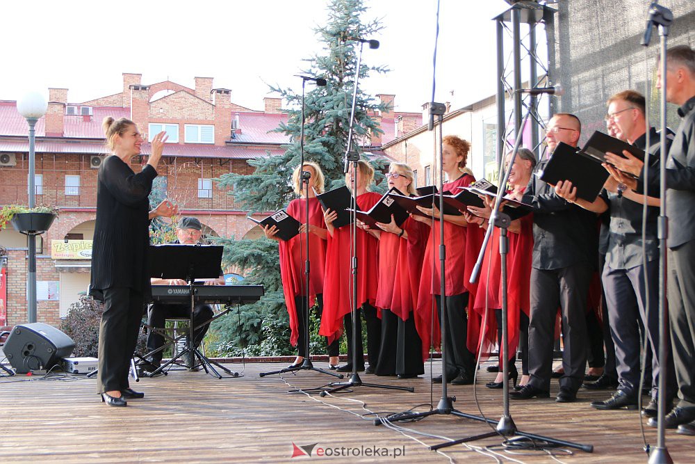 “Lato z piosenką filmową” na scenie przy Kupcu. Wystąpił Ostrołęcki Chór Kameralny [20.08.2022] - zdjęcie #43 - eOstroleka.pl