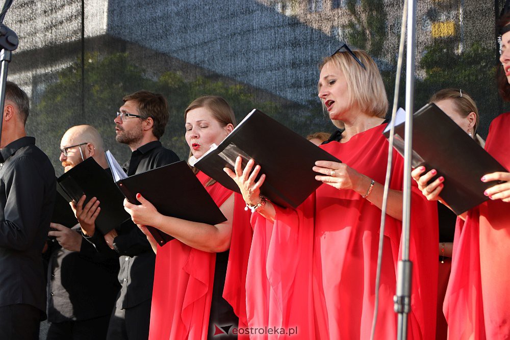“Lato z piosenką filmową” na scenie przy Kupcu. Wystąpił Ostrołęcki Chór Kameralny [20.08.2022] - zdjęcie #40 - eOstroleka.pl