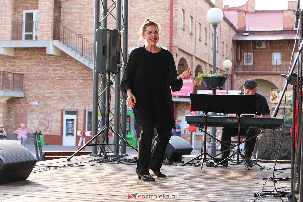 “Lato z piosenką filmową” na scenie przy Kupcu. Wystąpił Ostrołęcki Chór Kameralny [20.08.2022] - zdjęcie #38 - eOstroleka.pl