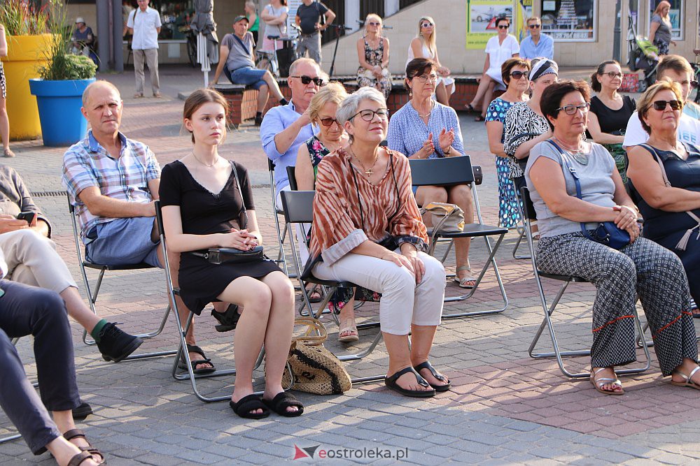 “Lato z piosenką filmową” na scenie przy Kupcu. Wystąpił Ostrołęcki Chór Kameralny [20.08.2022] - zdjęcie #34 - eOstroleka.pl