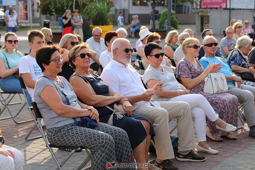 “Lato z piosenką filmową” na scenie przy Kupcu. Wystąpił Ostrołęcki Chór Kameralny [20.08.2022] - zdjęcie #33 - eOstroleka.pl