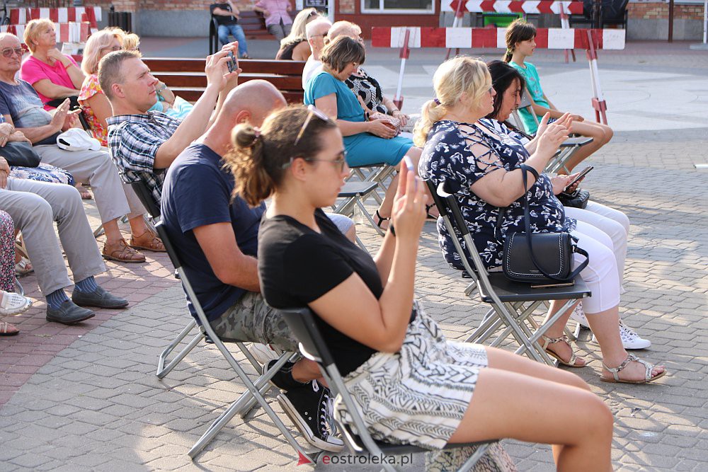 “Lato z piosenką filmową” na scenie przy Kupcu. Wystąpił Ostrołęcki Chór Kameralny [20.08.2022] - zdjęcie #31 - eOstroleka.pl