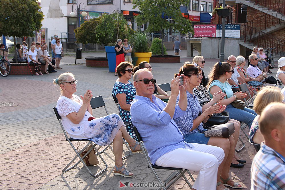 “Lato z piosenką filmową” na scenie przy Kupcu. Wystąpił Ostrołęcki Chór Kameralny [20.08.2022] - zdjęcie #28 - eOstroleka.pl