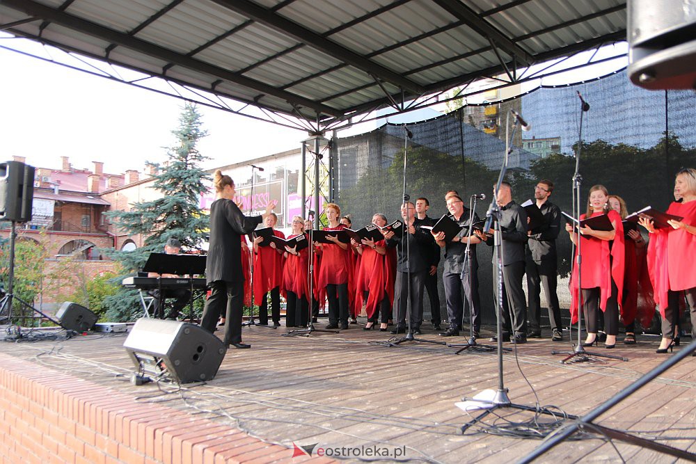 “Lato z piosenką filmową” na scenie przy Kupcu. Wystąpił Ostrołęcki Chór Kameralny [20.08.2022] - zdjęcie #27 - eOstroleka.pl