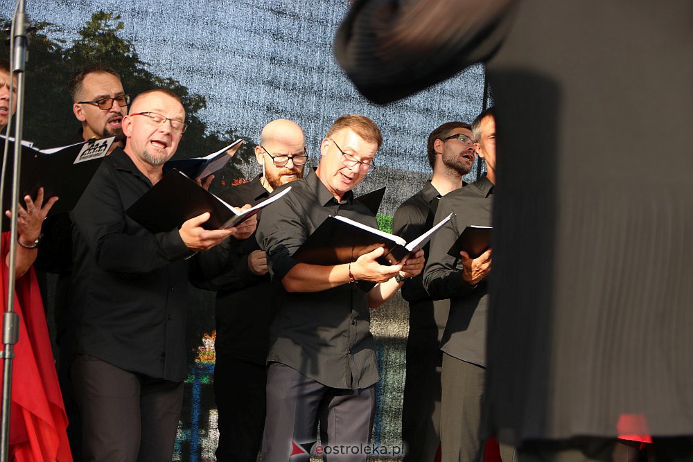 “Lato z piosenką filmową” na scenie przy Kupcu. Wystąpił Ostrołęcki Chór Kameralny [20.08.2022] - zdjęcie #24 - eOstroleka.pl