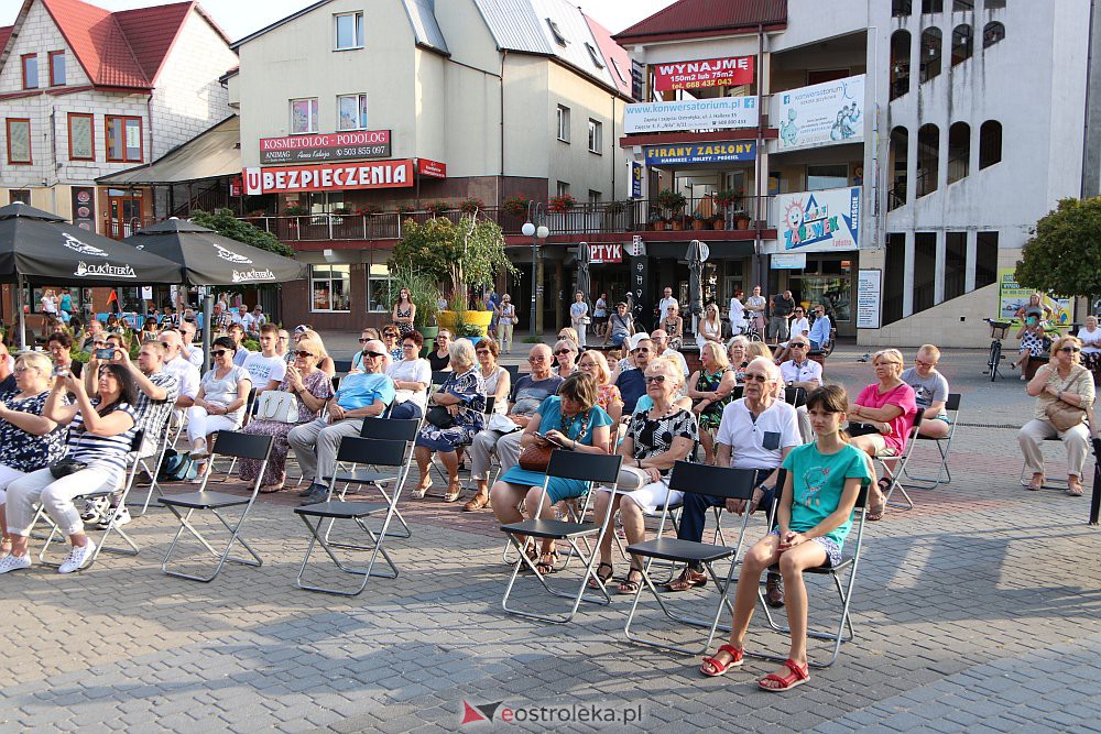 “Lato z piosenką filmową” na scenie przy Kupcu. Wystąpił Ostrołęcki Chór Kameralny [20.08.2022] - zdjęcie #20 - eOstroleka.pl