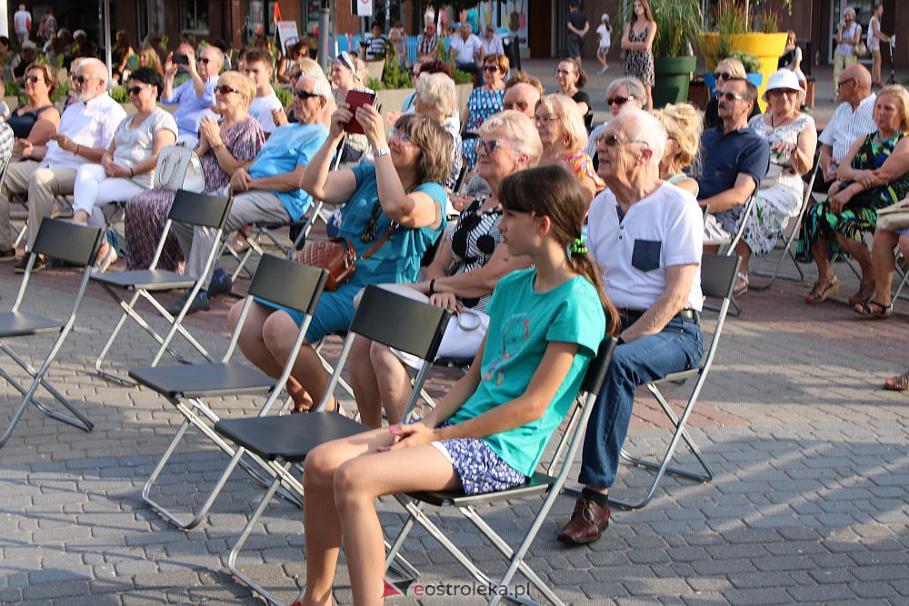 “Lato z piosenką filmową” na scenie przy Kupcu. Wystąpił Ostrołęcki Chór Kameralny [20.08.2022] - zdjęcie #18 - eOstroleka.pl