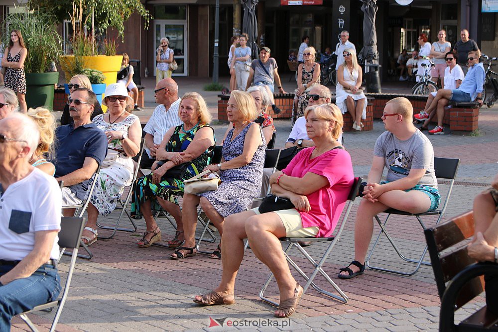 “Lato z piosenką filmową” na scenie przy Kupcu. Wystąpił Ostrołęcki Chór Kameralny [20.08.2022] - zdjęcie #17 - eOstroleka.pl