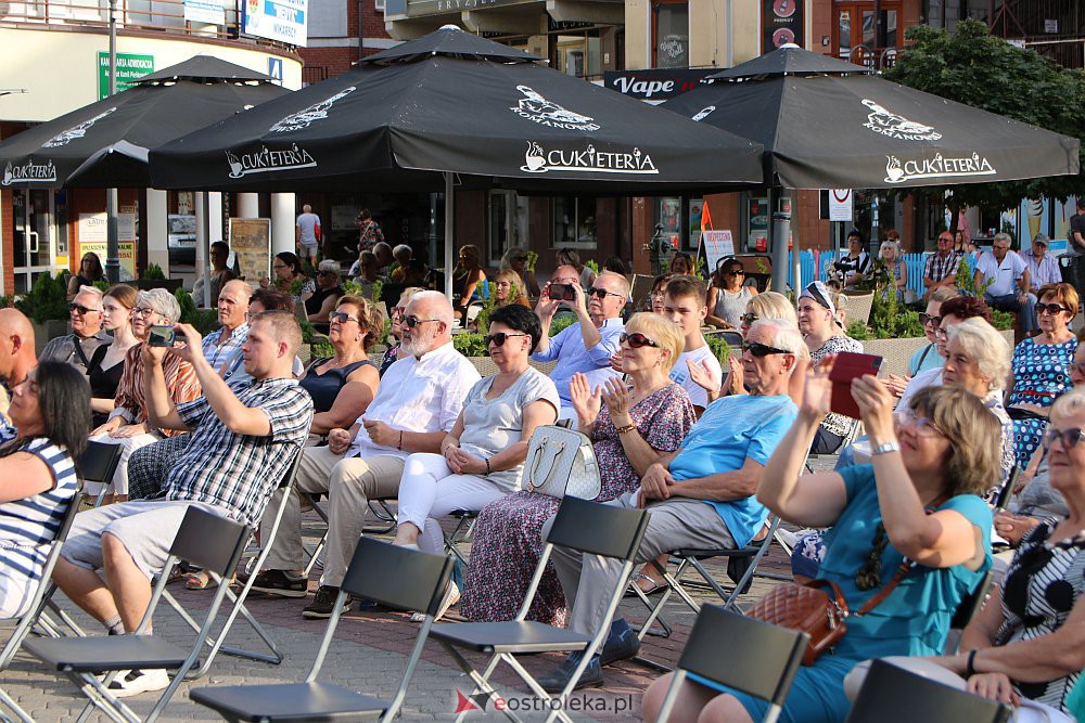“Lato z piosenką filmową” na scenie przy Kupcu. Wystąpił Ostrołęcki Chór Kameralny [20.08.2022] - zdjęcie #16 - eOstroleka.pl