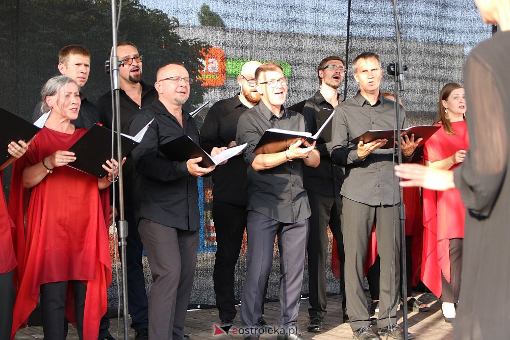 “Lato z piosenką filmową” na scenie przy Kupcu. Wystąpił Ostrołęcki Chór Kameralny [20.08.2022] - zdjęcie #15 - eOstroleka.pl
