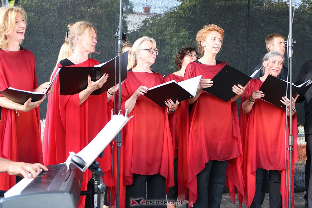 “Lato z piosenką filmową” na scenie przy Kupcu. Wystąpił Ostrołęcki Chór Kameralny [20.08.2022] - zdjęcie #14 - eOstroleka.pl