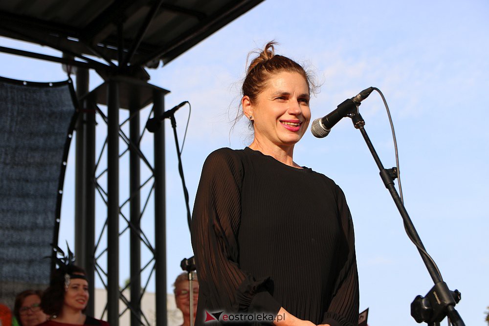 “Lato z piosenką filmową” na scenie przy Kupcu. Wystąpił Ostrołęcki Chór Kameralny [20.08.2022] - zdjęcie #13 - eOstroleka.pl