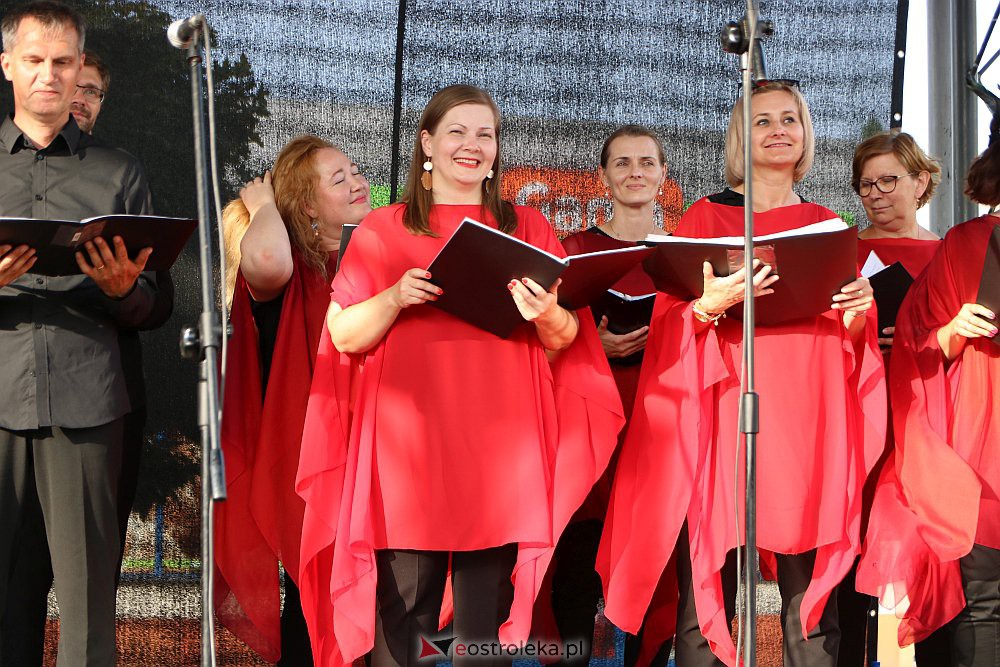 “Lato z piosenką filmową” na scenie przy Kupcu. Wystąpił Ostrołęcki Chór Kameralny [20.08.2022] - zdjęcie #12 - eOstroleka.pl