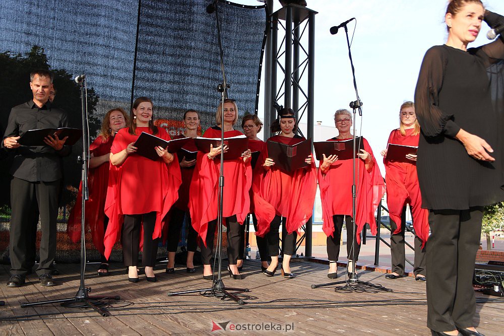 “Lato z piosenką filmową” na scenie przy Kupcu. Wystąpił Ostrołęcki Chór Kameralny [20.08.2022] - zdjęcie #11 - eOstroleka.pl