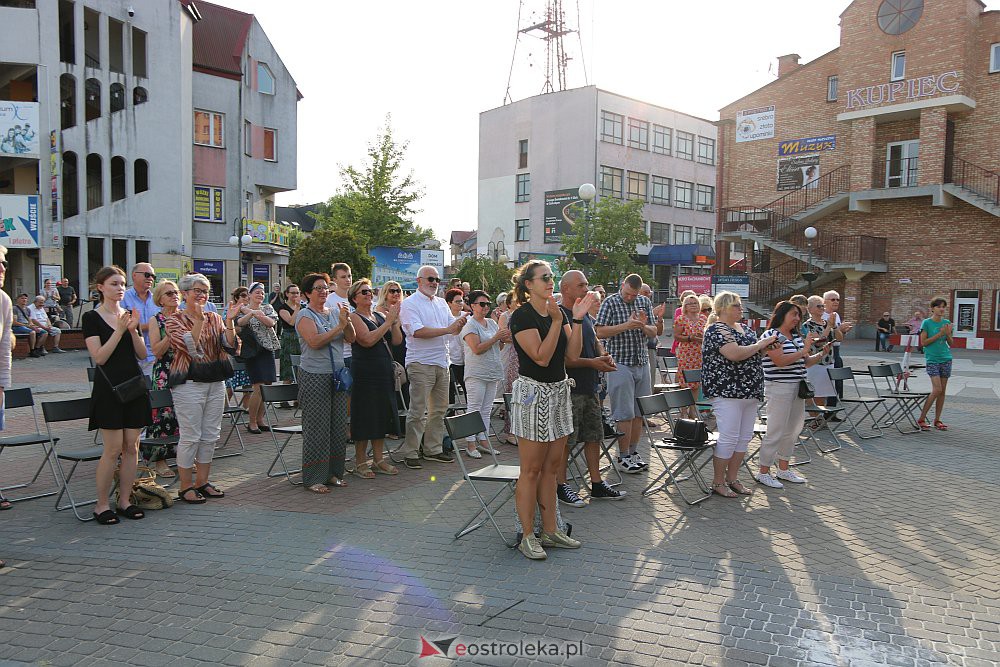“Lato z piosenką filmową” na scenie przy Kupcu. Wystąpił Ostrołęcki Chór Kameralny [20.08.2022] - zdjęcie #10 - eOstroleka.pl